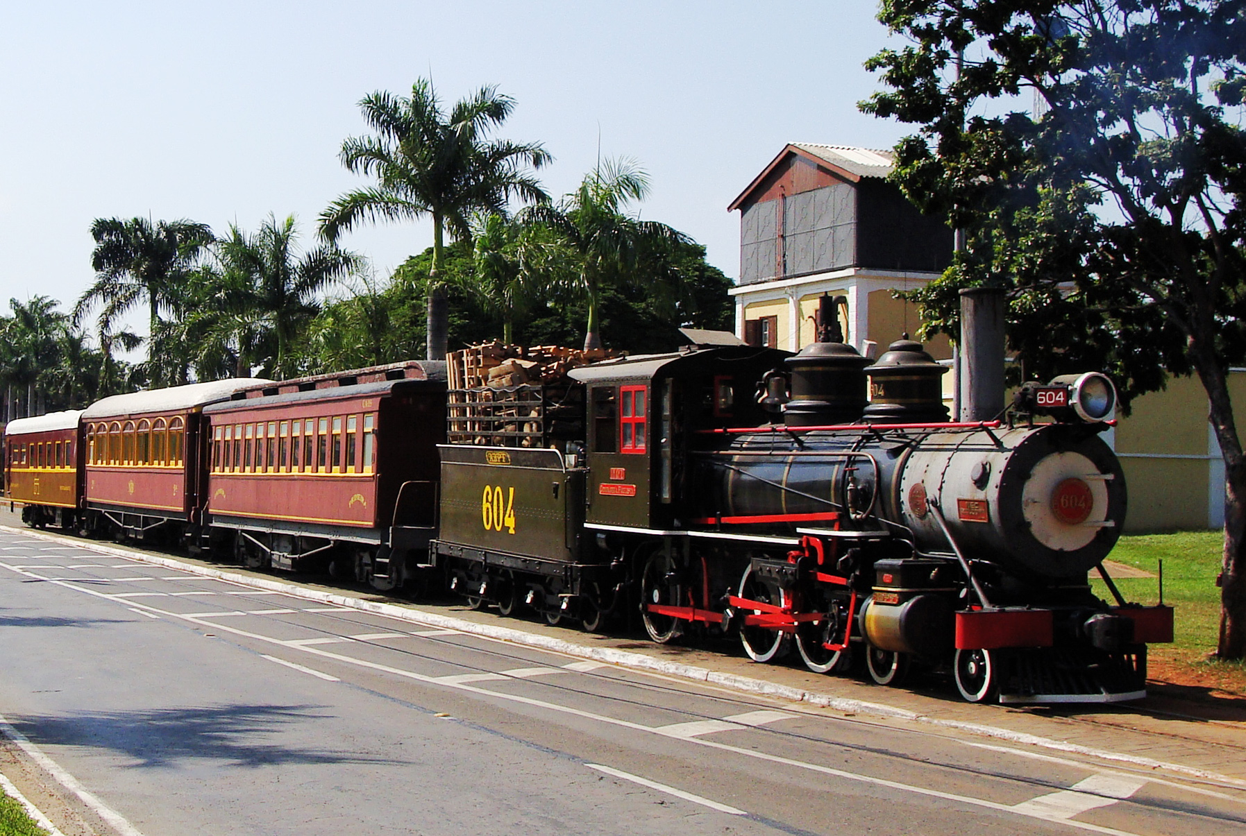 ferrovia, outdoor, céu, veículo, transporte, trem, Veículo terrestre, pista, árvore, locomotiva, Estrada de ferro, Material rodante, roda, vapor, Motor a vapor, Rolagem, Vagão de trem, motor, térreo