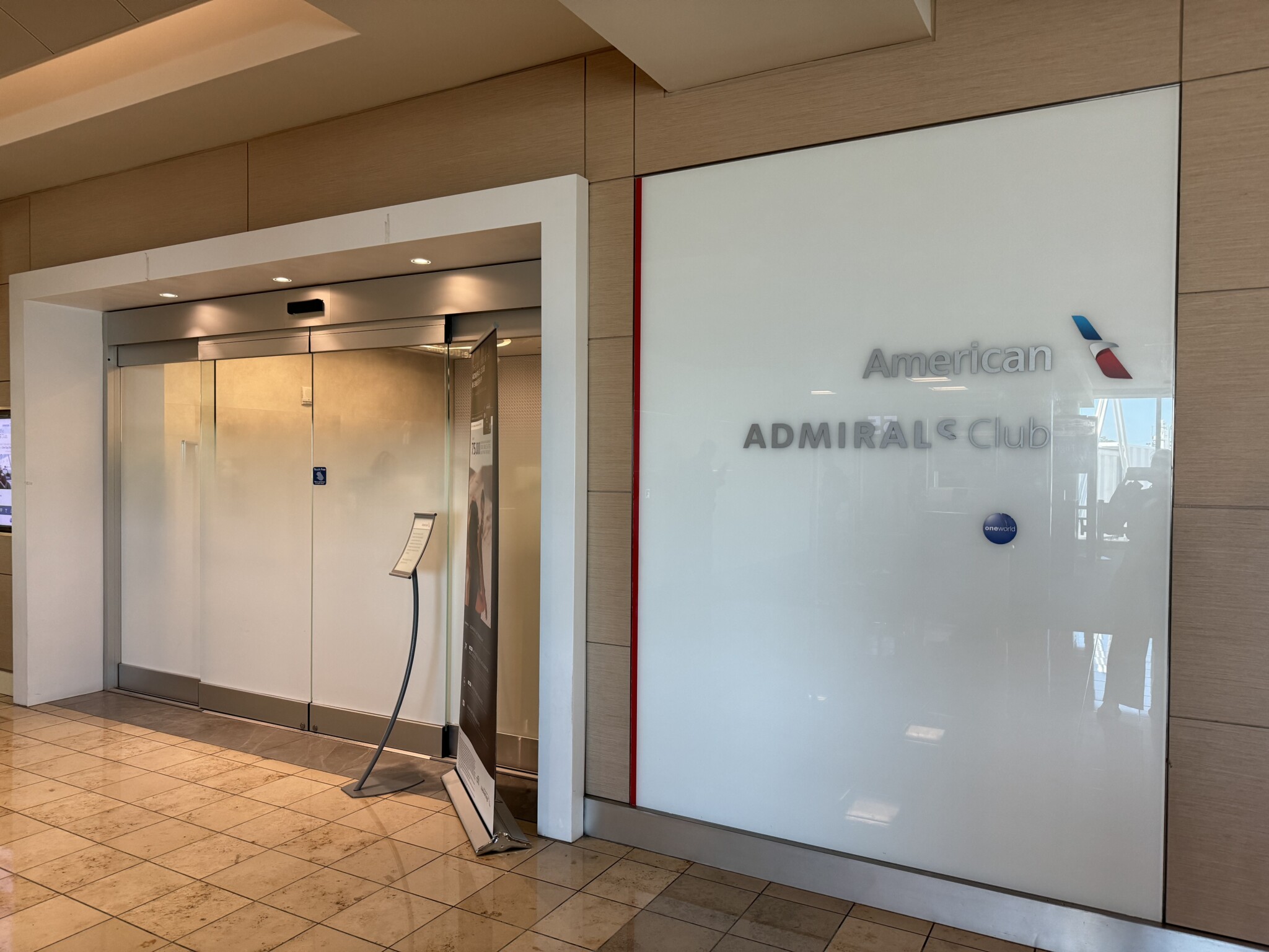 Como é a Sala Admirals Club da American Airlines do aeroporto de Orlando
