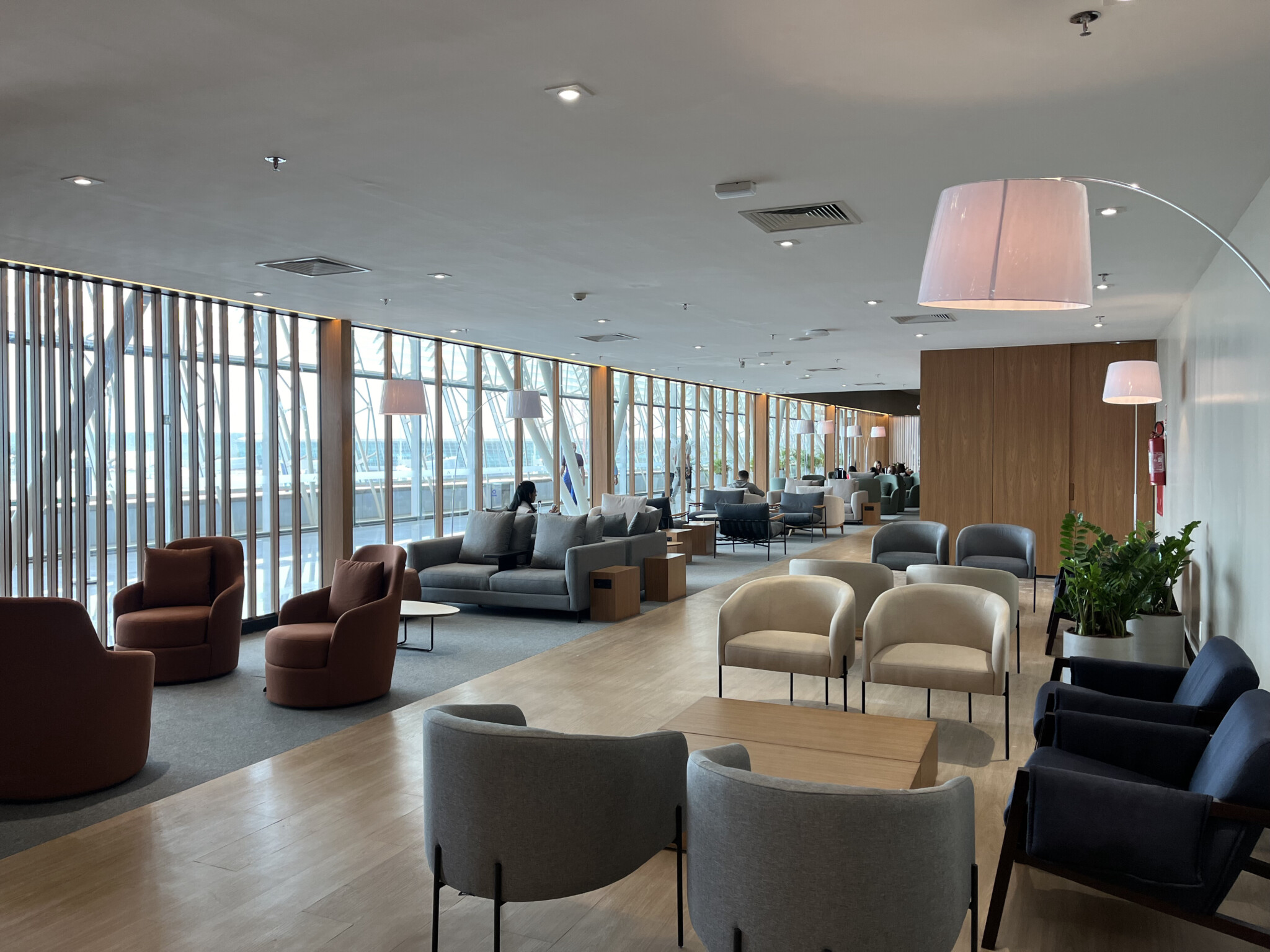 interno, design de interiores, piso, teto, sofá, parede, Sofá de studio, mesa de café, mesa, Sofá-cama, vaso, lobby, Sala de espera, Apoio de braço, Assoalho, Poltrona, Luminária de teto, Penthouse, janela, sala de estar, cadeira, cômodo, móveis, hotel