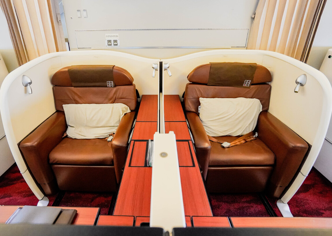 Compartilhando emissões: Tóquio para Paris voando JAL em primeira classe com milhas AAdvantage