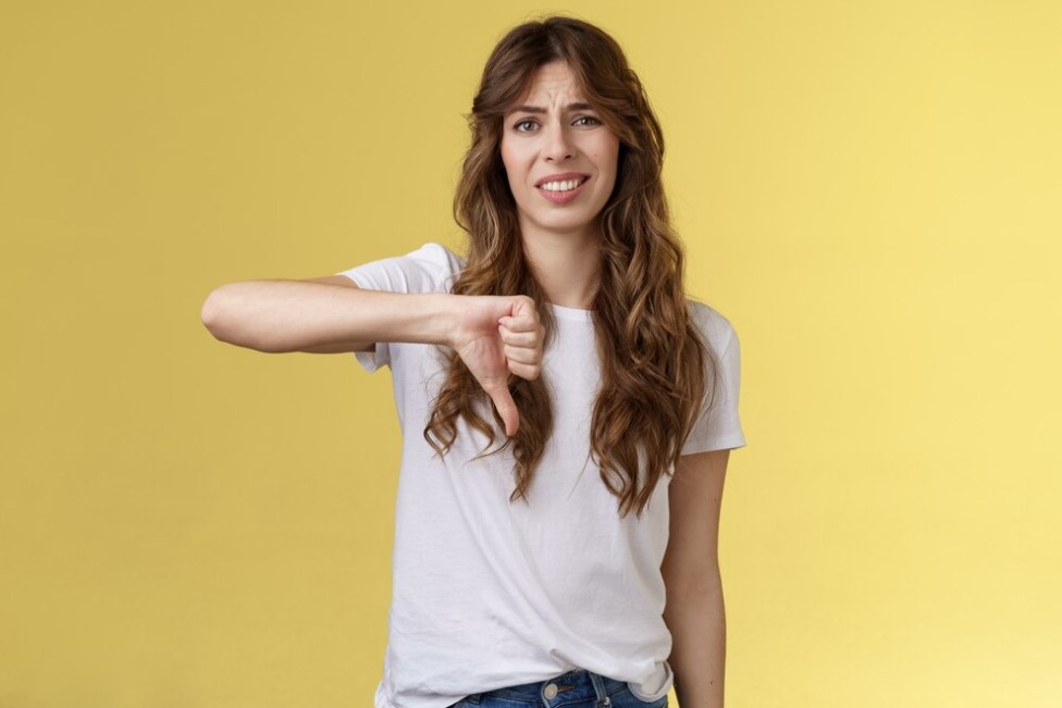 pessoa, roupas, Rosto humano, ombro, jeans, sorriso, parede, Cotovelo, Cabelo comprido, menina, cintura, pescoço, Roupa casual, Sessão de fotos, articulação, topo, blusa, mulher, Adolescente, interno