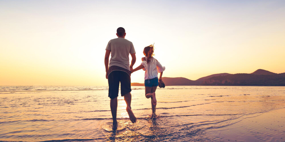 familia-viagem-praia-mar-travel-casal Proteção completa! Seguro viagem Assist Card com até 68% OFF e pontos Livelo