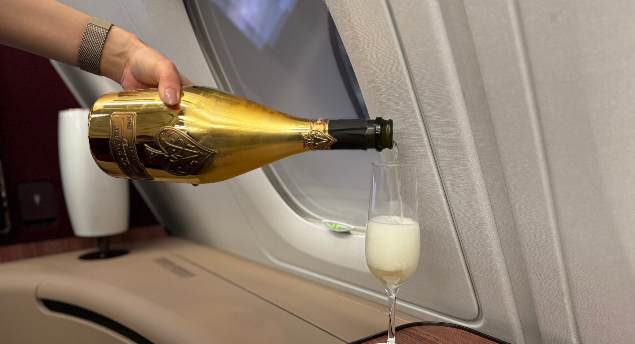Veja quanto custam as bebidas da primeira classe da Qatar Airways - Valores de mercado passam de R$ 4 mil!
