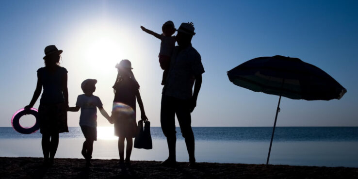 família-viagem-praia-paisagem Alerta de passagens PPV! Resgate trechos pelo Brasil a partir de 5.300 milhas Smiles + taxas