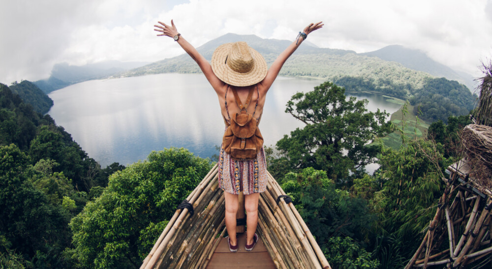 viagem-mulher-feliz-felicidade-mar-chapeu-mochila Radar PPV! Resumo das promoções de acúmulo e transferência de pontos do dia 14 de agosto de 2026
