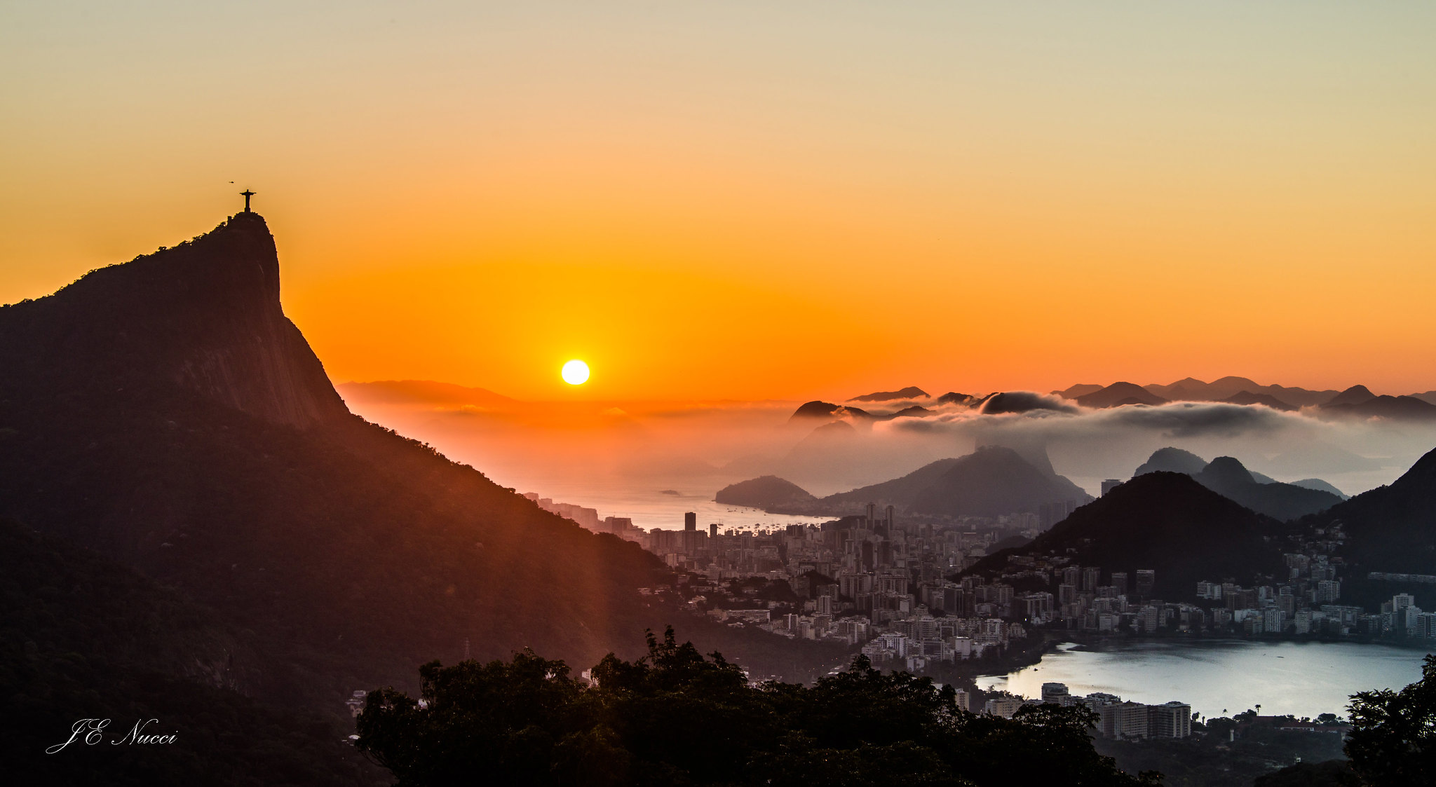 paisagem, outdoor, céu, noite, névoa, árvore, crepúsculo, nascer do sol, Crepúsculo, horizonte, Céu vermelho da manhã, pôr-do-sol, lago, manhã, natureza, Luz de fundo, água, sol, montanha