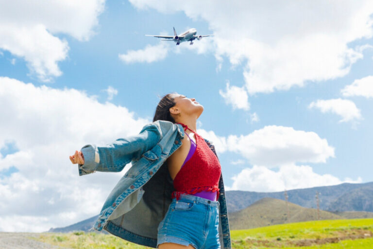 mulher-viagem-avião-felicidade-natureza Alerta de passagens PPV! 12 dicas de passagens nacionais a partir de 2.400 pontos + taxas