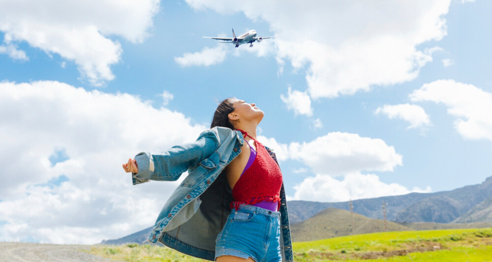 mulher-viagem-avião-felicidade-natureza Alerta de passagens PPV! 12 dicas de passagens nacionais a partir de 2.400 pontos + taxas