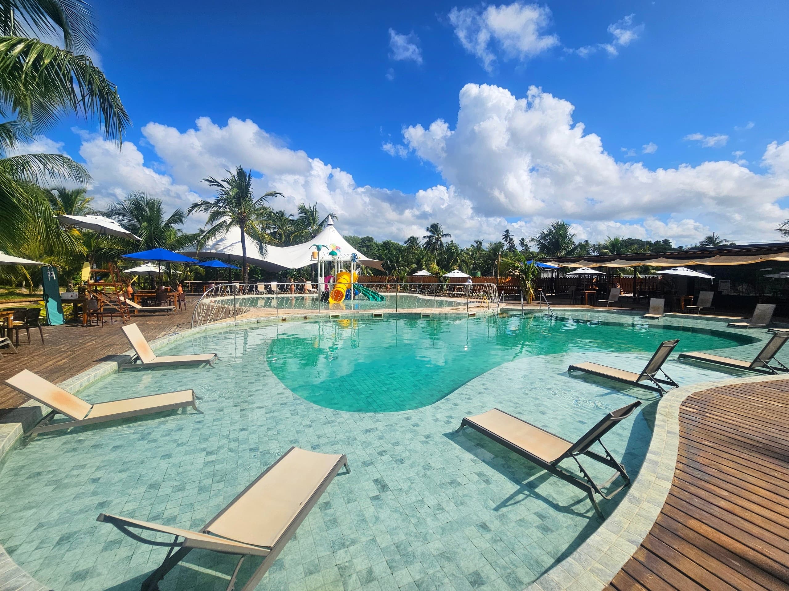 piscina, céu, outdoor, água, nuvem, árvore, Espreguiçadeira, Cidade resort, Estância termal, Resort à beira-mar, construção, palmeira, Centro de lazer, hotel, férias, térreo, praia, nadar, resort