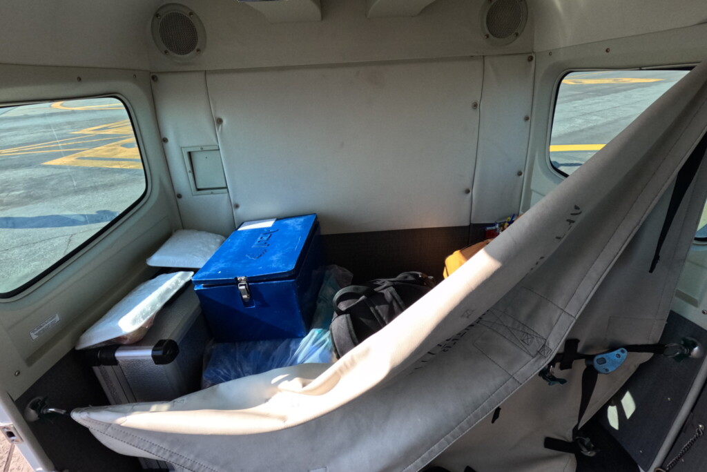 carro, assento, Veículo terrestre, Capa para assento, Porta do veículo, plaina, Veículo motorizado, Apoio para cabeça, Peça de automóvel, veículo, van, outdoor, avião