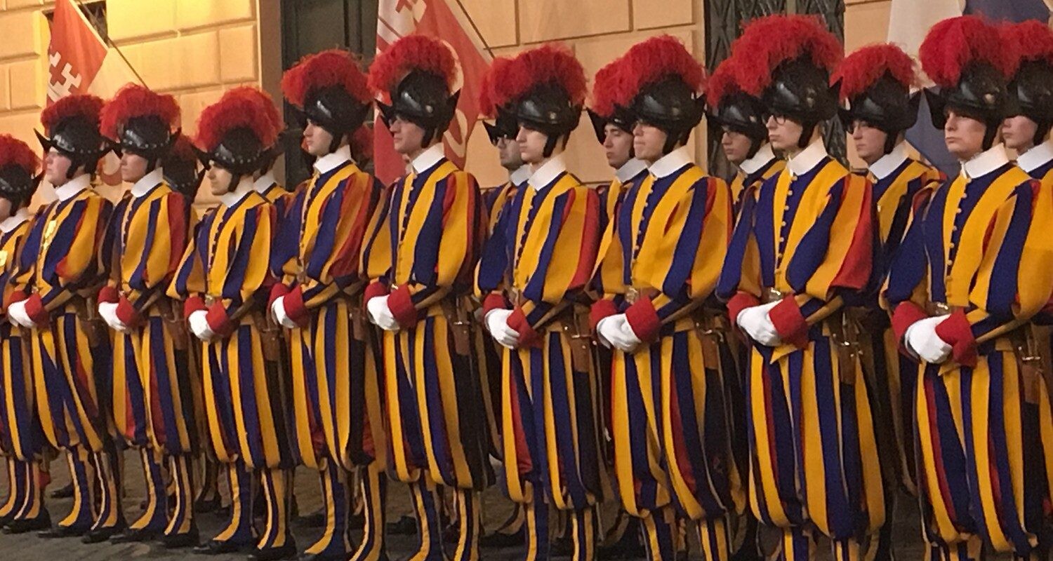 Como é a Guarda Suíça Pontifícia e por que ela faz a segurança do Papa?