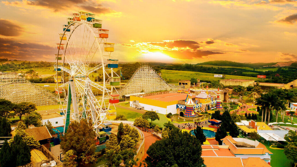 nuvem, céu, brinquedo, outdoor, árvore, grama, parque de diversões, Atrações de parque de diversões, planta, pôr-do-sol, playground, Atrativo turístico, roda gigante, paisagem, campo