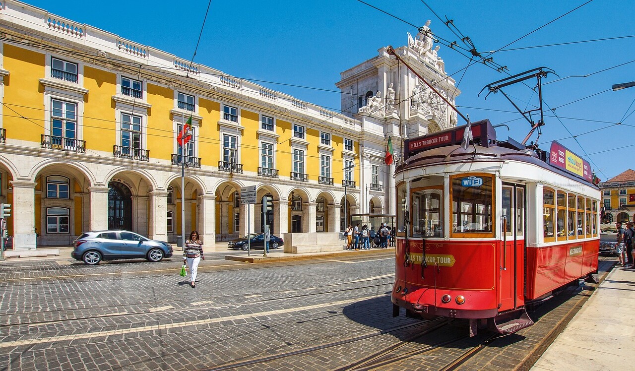 outdoor, veículo, céu, Veículo terrestre, bonde, construção, trem, bondinho, via, transporte, carro, linha de bonde, rua, cantarolar, vermelho, pista