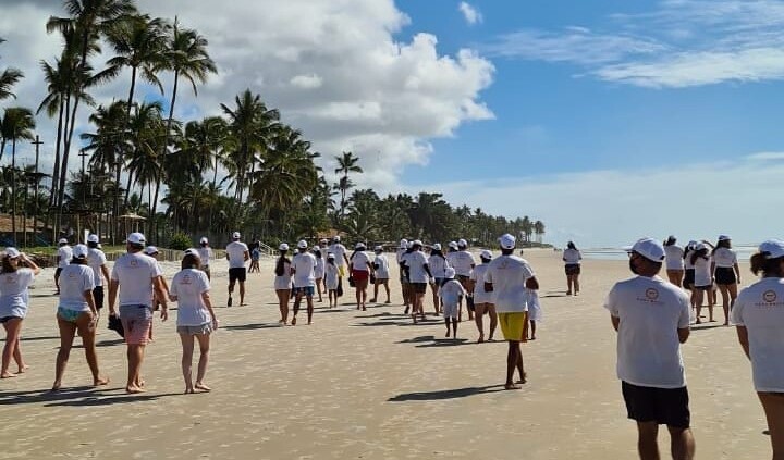 outdoor, céu, nuvem, árvore, pessoas, pessoa, térreo, roupas, praia, grupo, turismo, palmeira, Shorts, verão, homem, férias, em pé