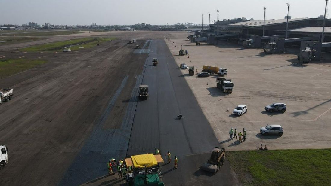 outdoor, céu, carro, Veículo terrestre, roda, estrada, caminhão, Superfície de estrada, térreo, asfalto, grama, passarela, plaina, veículo, aeroporto, estacionado