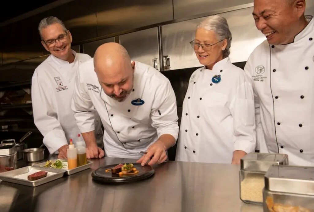 pessoa, roupas, chef, Uniforme de Chef, Cozinheiro, interno, Cozinheiro-chefe, alimento, homem, Processamento de alimentos, Utensílios de cozinha, parede, cozinha, teto, cozinhar, preparação, culinária