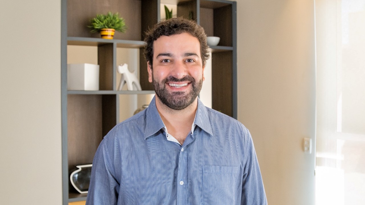 pessoa, Rosto humano, parede, interno, sorriso, roupas, homem, prateleira, Barba humana, planta doméstica, Camisa social, em pé, camisa, escritório