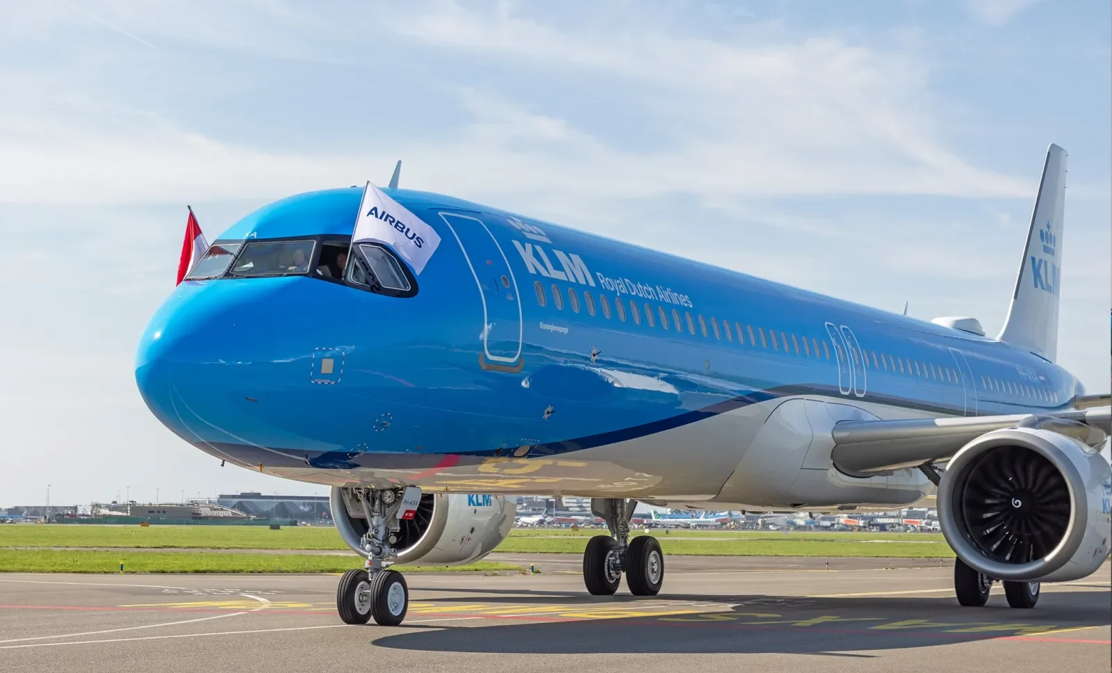 plaina, avião, outdoor, transporte, céu, Viagem aérea, avião de passageiros, aeronave, Motor de aeronave, Linha aérea, Motor de jato, veículo, passarela, Flap, Jato, Engenharia aeroespacial, aviação, Jato bimotor, Serviço, Aeronave de corpo estreito, Fabricante aeroespacial, aeroporto, airbus, nuvem, jato, estrada, azul, grama, grande, térreo, estacionado, ar