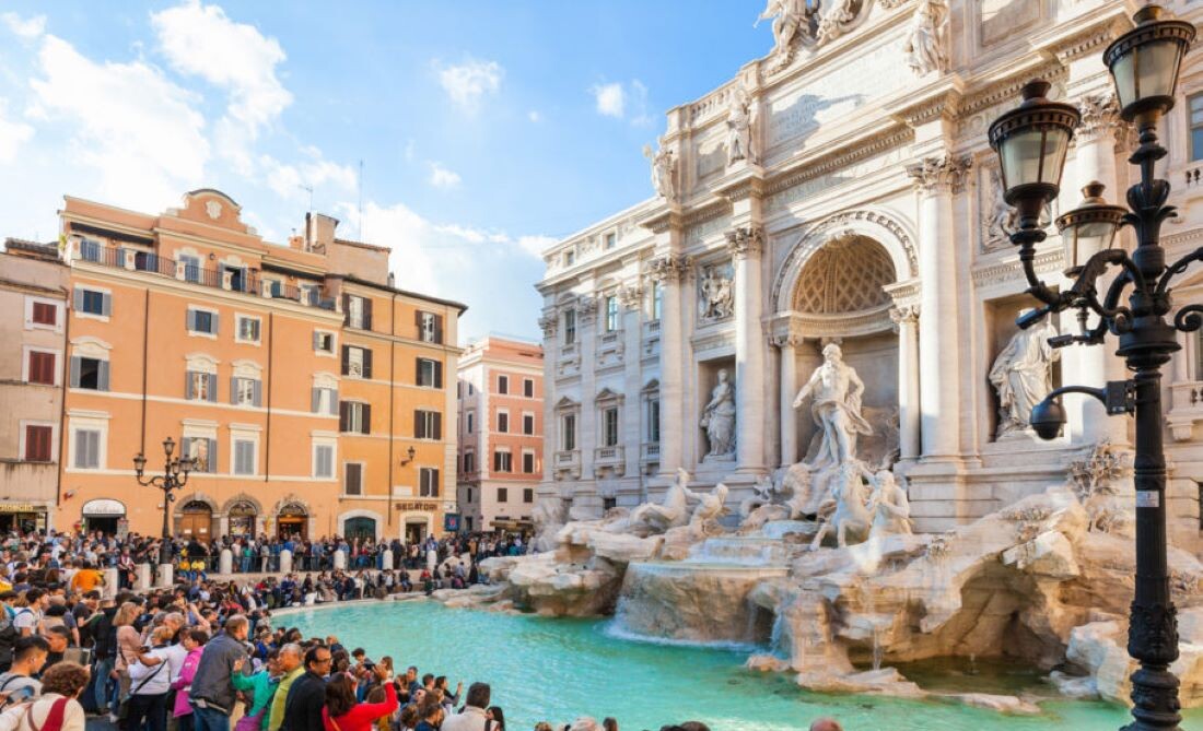 Roma estuda limitar acesso de turistas à Fontana di Trevi