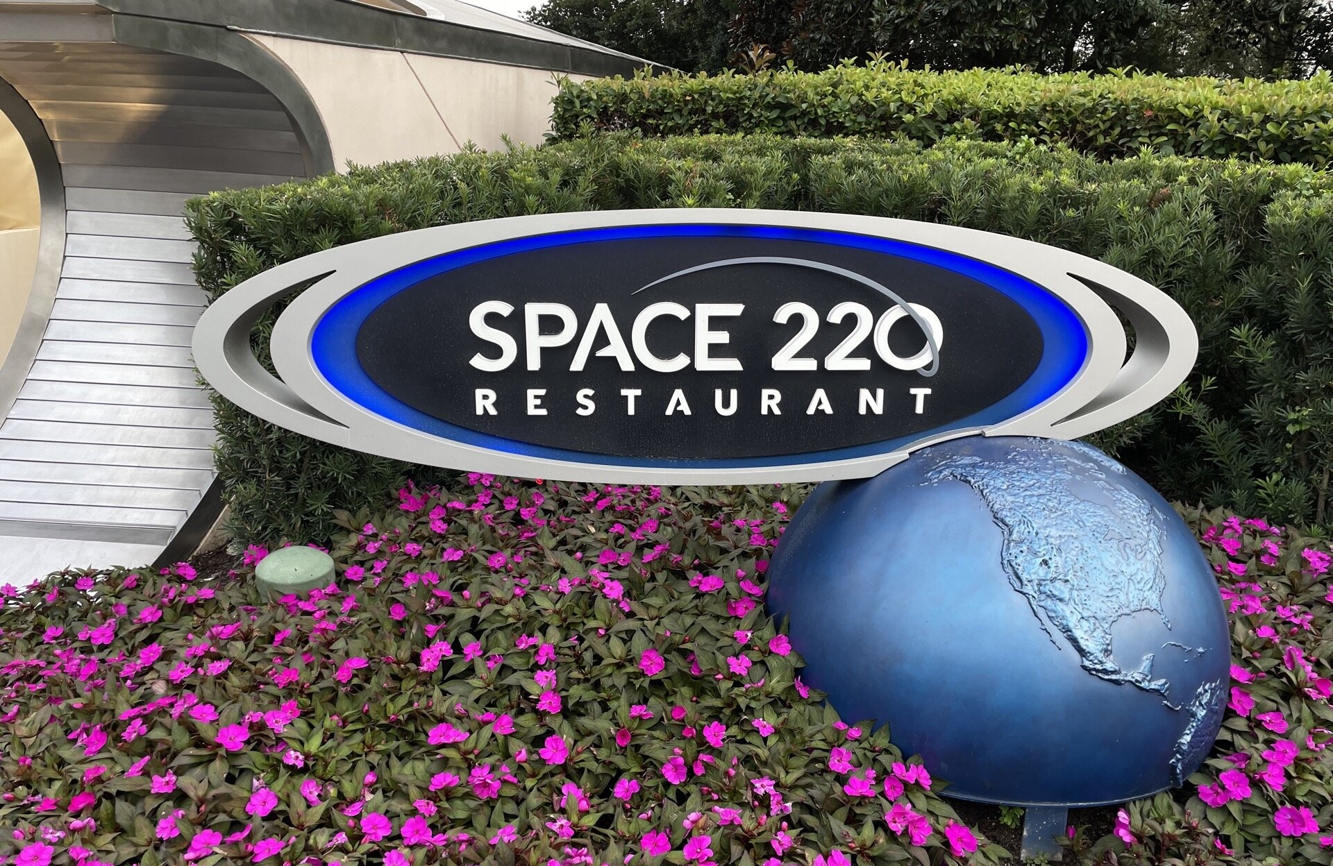 Space 220 Restaurant - Coma a 350 quilômetros da terra
