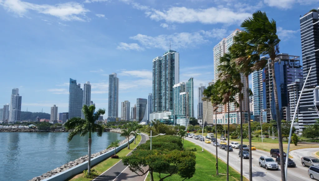 outdoor, árvore, nuvem, céu, lago, grama, planta, Torre de apartamentos, arranha-céu, Área metropolitana, horizonte, centro da cidade, água, Área urbana, construção, Metrópolis, paisagem urbana, Construção de uso misto, Condomínio, cidade, rio, viagem, parque, paisagem