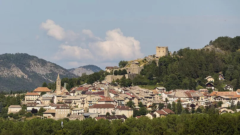 Estação de esqui dos Alpes franceses fecha as portas por falta de neve