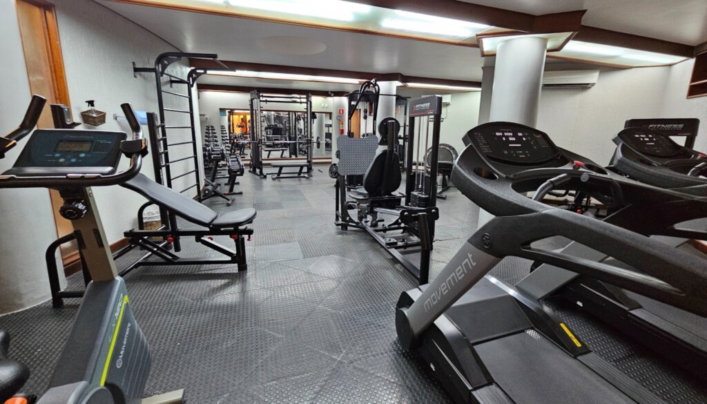 sport, exercise device, exercise equipment, gym, exercise machine, indoor, treadmill, exercise bike, weights, exercise bench, weight training, weightlifting, weightlifting apparatus, indoor cycling, wall, floor