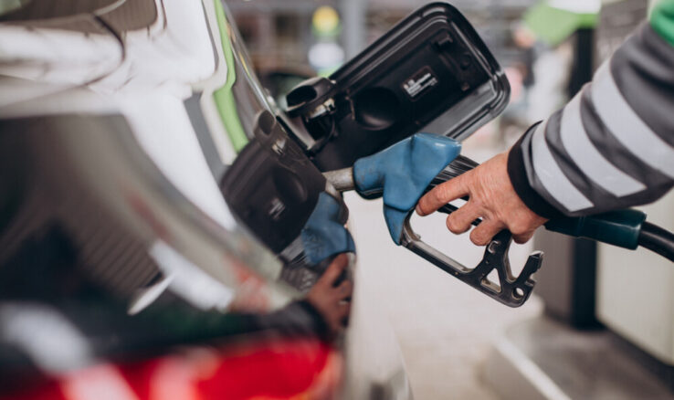 Car refueling at fuel station Dia de abastecer! Shell Box oferece até R$ 7 de desconto no abastecimento
