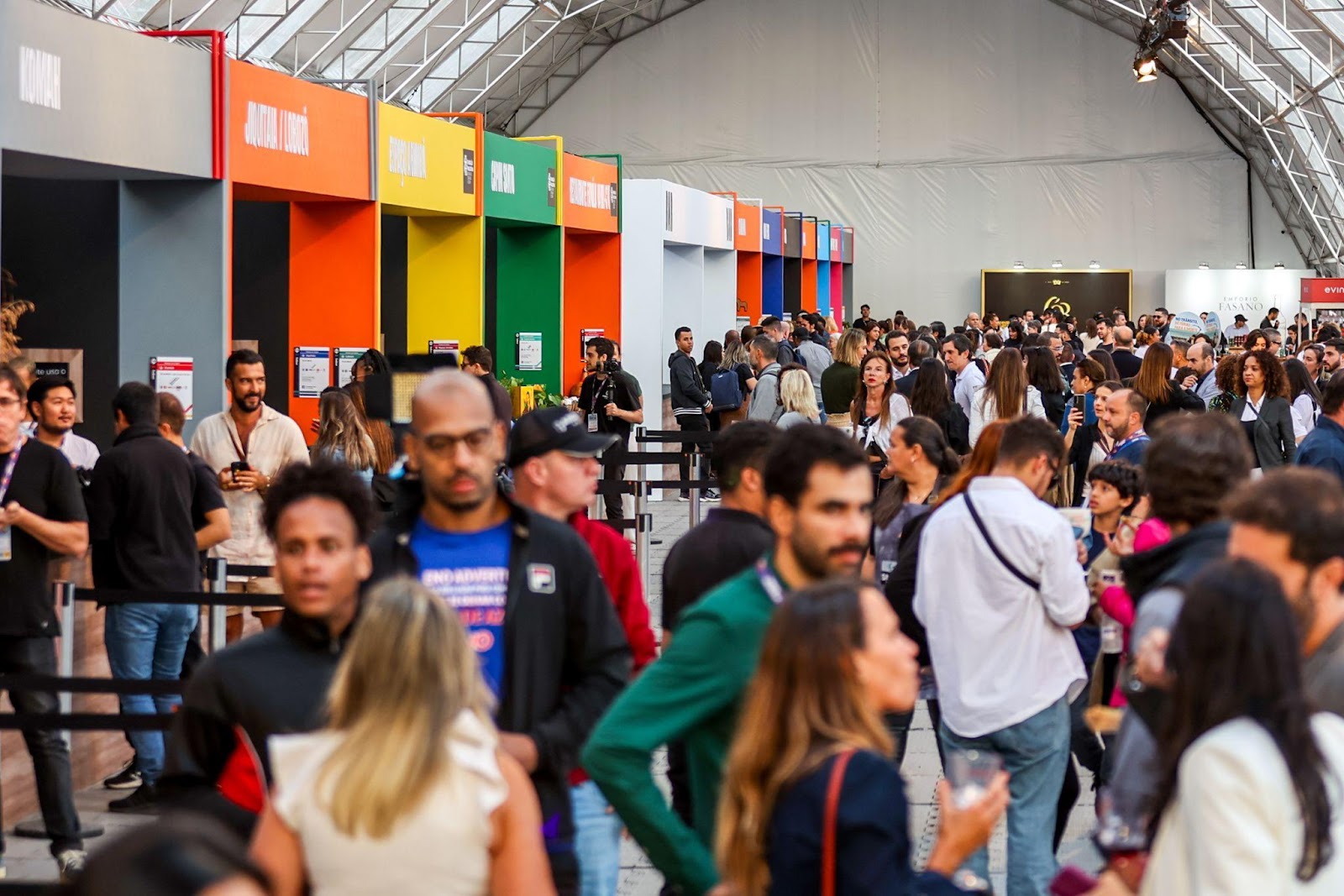 roupas, pessoa, homem, mulher, Rosto humano, cena, calçados, menina, pessoas, interno, jeans, público, multidão, grupo, salão, evento, teto, em pé