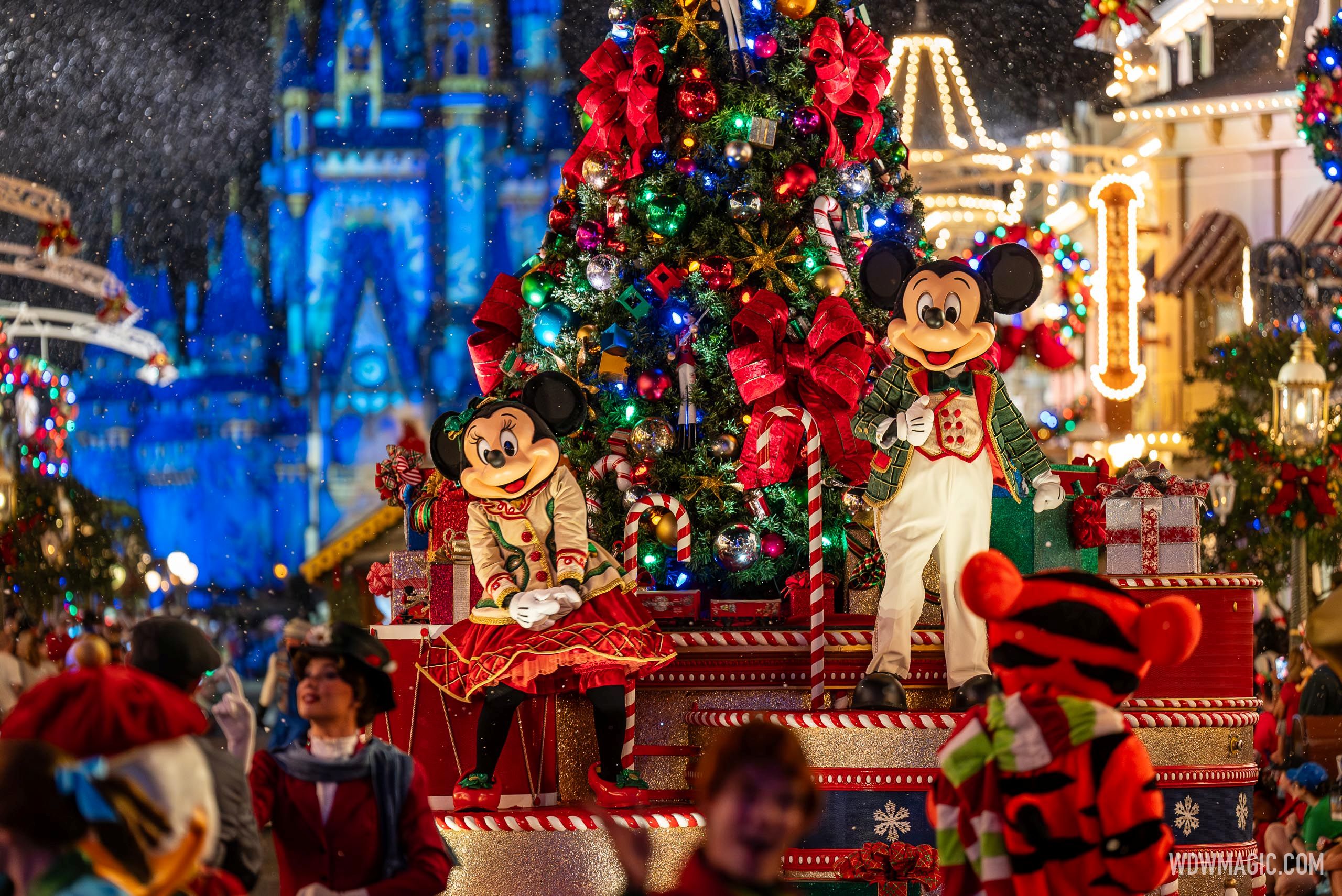 Na época do Natal Disney têm desfiles especiais e doces gratuitos