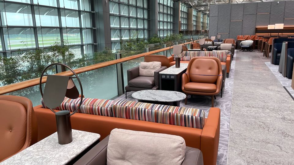 móveis, mesa de café, mesa, sofá, Sofá de studio, Apoio de braço, piso, Sofá-cama, interno, design de interiores, Sala de espera, cômodo, cadeira, hotel