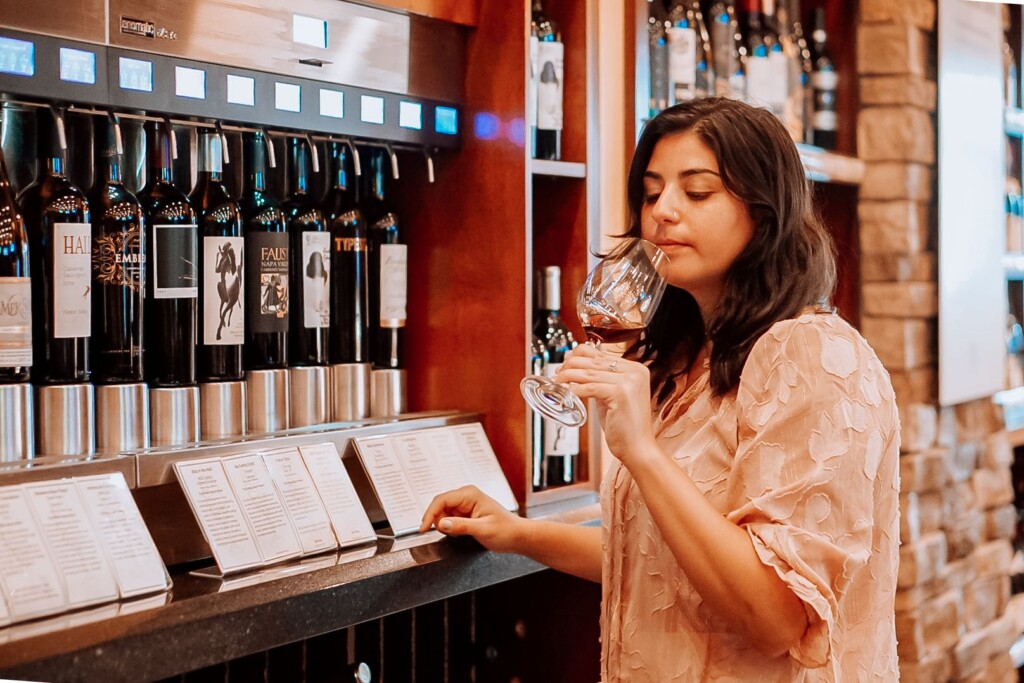 pessoa, roupas, bebida, vinho, mulher, garrafa, interno, segurar, vidro, loja, prateleira, álcool