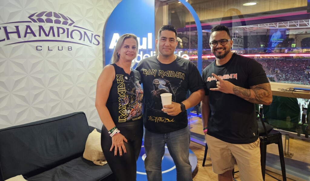 roupas, pessoa, homem, calçados, sorriso, interno, Rosto humano, móveis, jeans, parede, teto, mulher, cadeira, sofá, em pé, jogo, piso, pessoas, cômodo, controlador