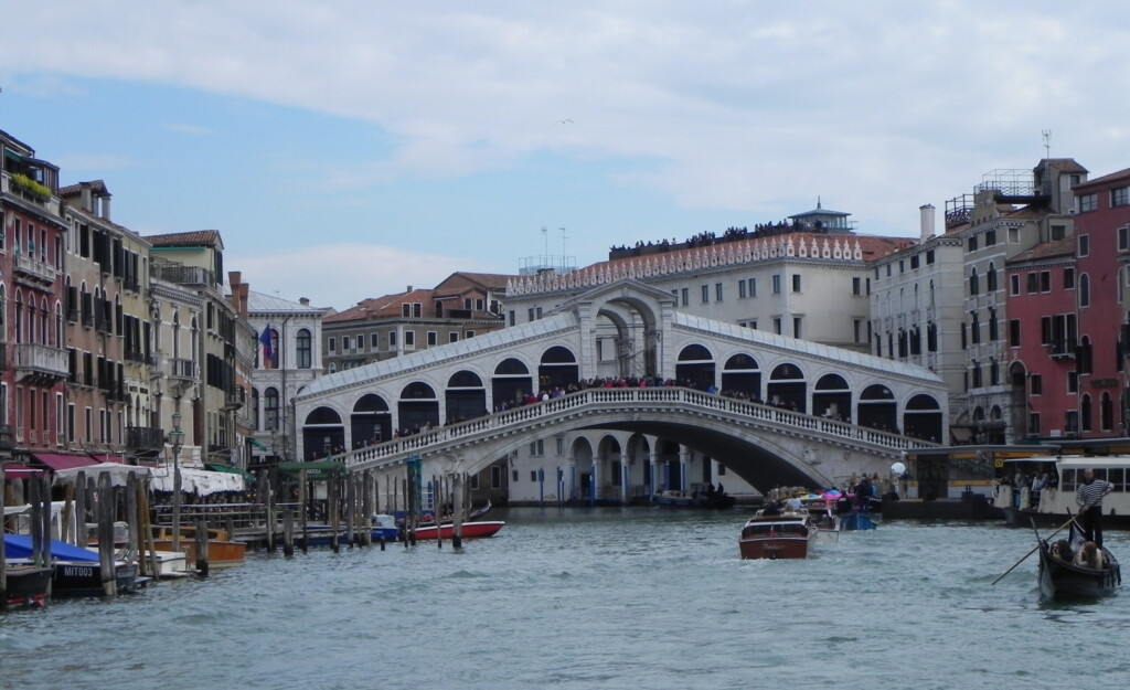 outdoor, céu, nuvem, construção, água, hidrovia, viagem, Canal, canal, barco, gôndola, veículo, ponte, Navegação com barco, navio, cidade, rio, embarcação, pessoas, flutuante