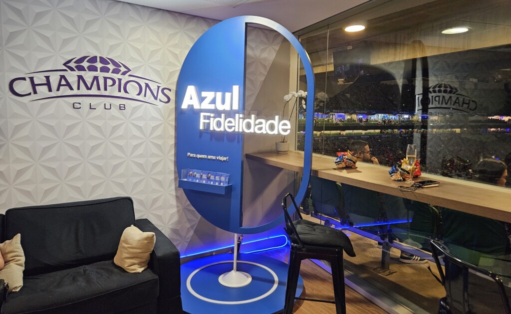 texto, móveis, interno, mesa de café, parede, sofá, mesa, piso, Sofá de studio, design de interiores, espelho, Sofá-cama, azul, cômodo, teto, cadeira, divã