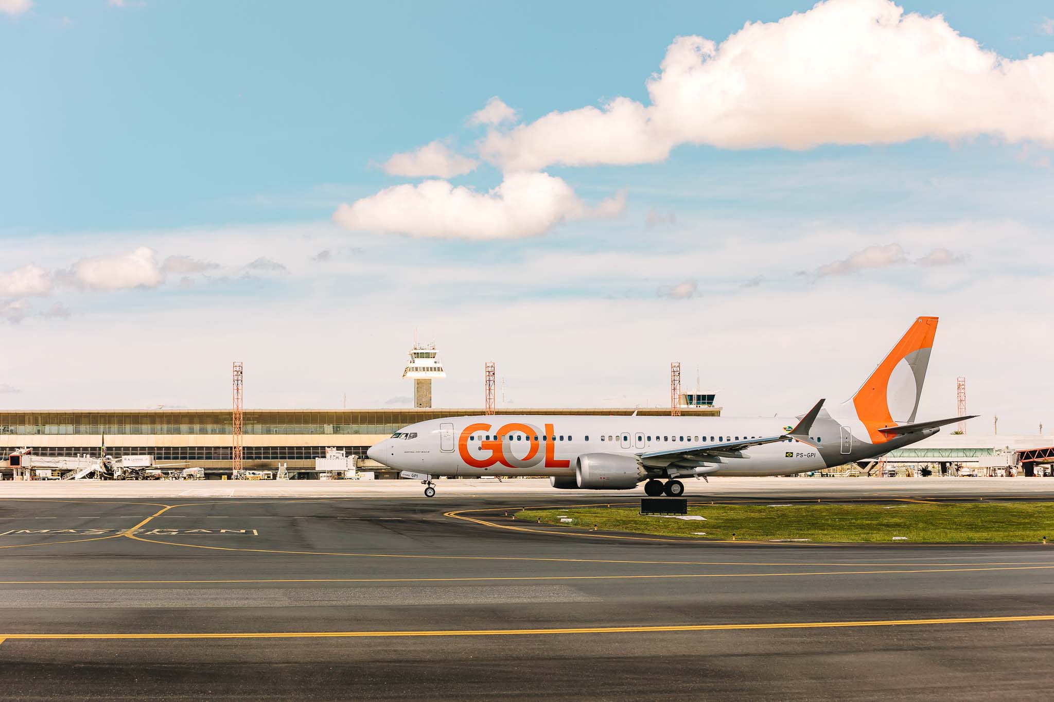 aeroporto de Brasília outdoor, céu, plaina, avião, nuvem, transporte, veículo, Viagem aérea, aeronave, avião de passageiros, Linha aérea, passarela, Motor de aeronave, Motor de jato, Flap, Aeronave de corpo estreito, Jato, Jato bimotor, aeroporto, Engenharia aeroespacial, Plataforma de estacionamento, Serviço, aviação, Fabricante aeroespacial, estrada, airbus, grama, jato, estacionado, grande, térreo