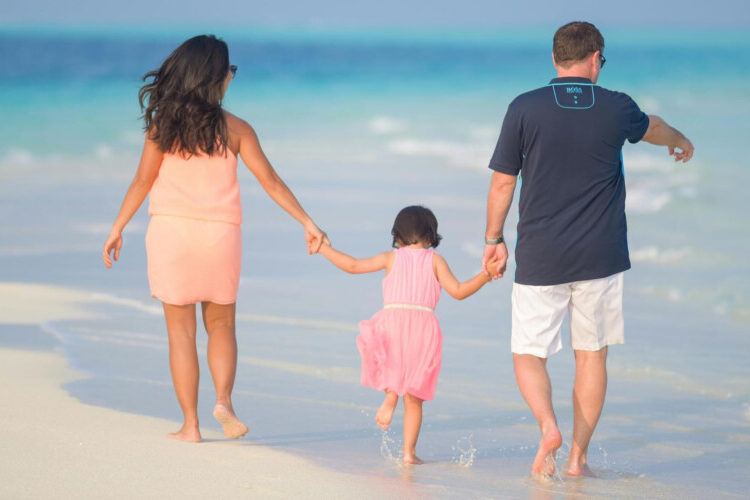 roupas, outdoor, pessoa, férias, verão, água, praia, descalço, Shorts, menino, Diversão, céu, natureza, oceano, em pé, costa, menina, areia