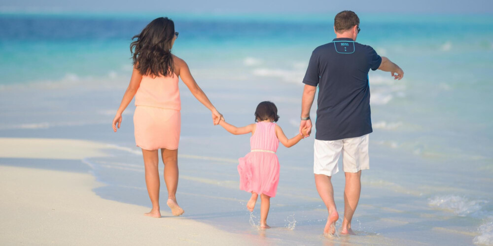 roupas, outdoor, pessoa, férias, verão, água, praia, descalço, Shorts, menino, Diversão, céu, natureza, oceano, em pé, costa, menina, areia