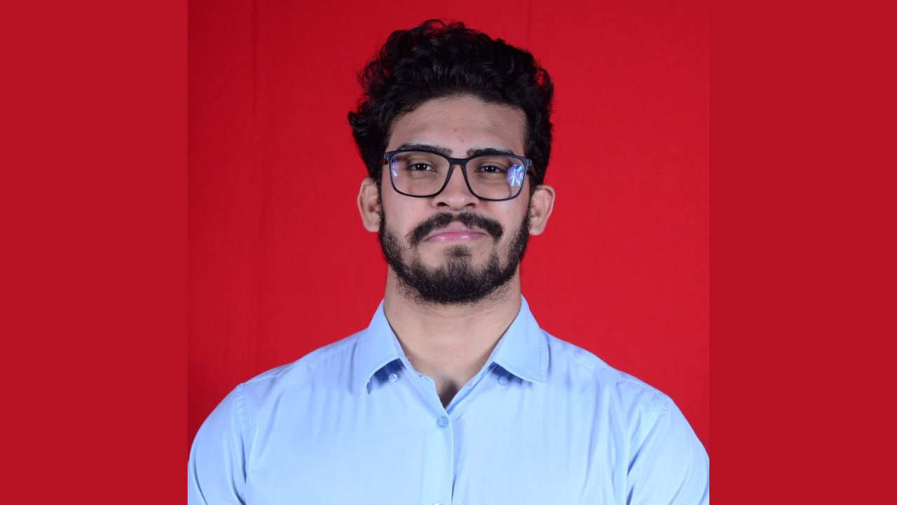 Rosto humano, roupas, pessoa, homem, Barba humana, Testa, Queixo, óculos, pelo facial, Bigode, Camisa social, Cuidados com a visão, retrato, topo, pescoço, mandíbula, vestir, camisa, interno, vermelho