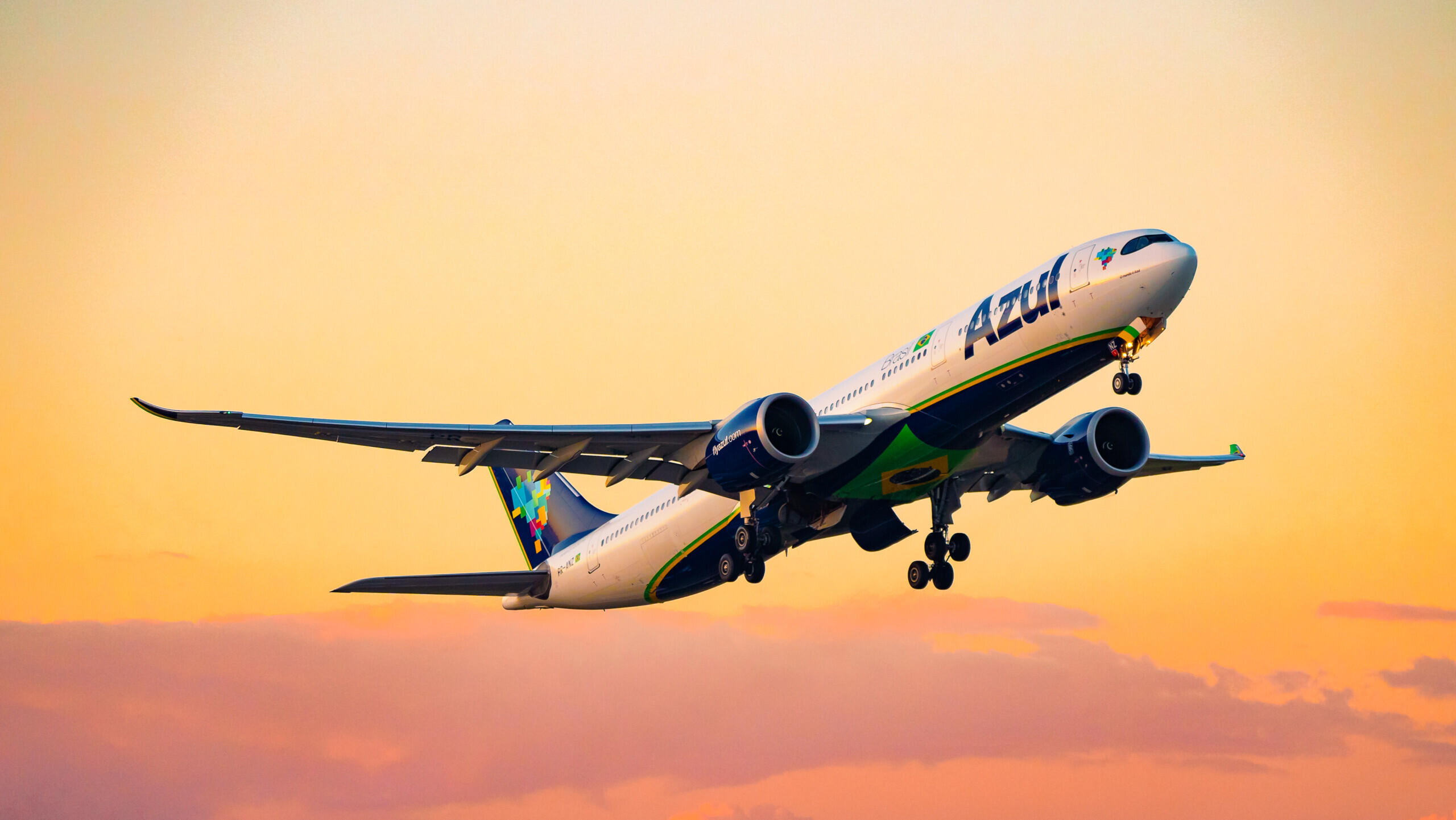 Azul aumenta voos entre Porto e Recife na alta temporada