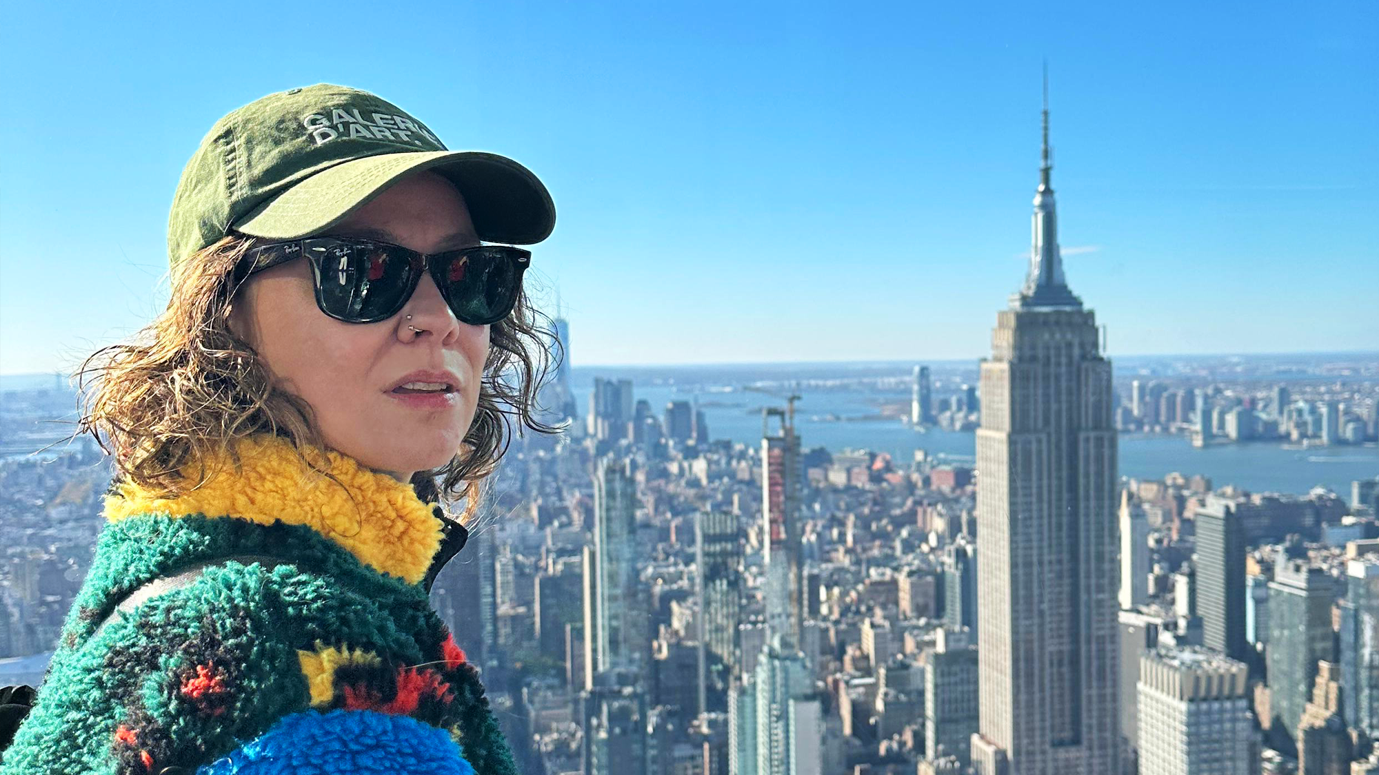 fernanda roupas, Rosto humano, outdoor, óculos de sol, Acessório de moda, céu, construção, pessoa, óculos de proteção, arranha-céu, echarpe, torre, sorriso, mulher, cidade, chapéu, vestir