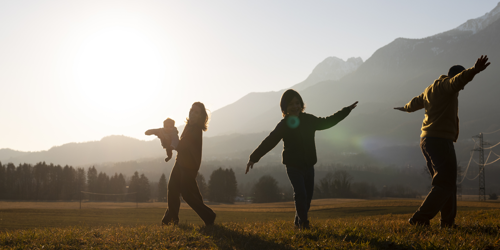 radar31 outdoor, céu, grama, névoa, pessoa, caminhada, homem, montanha, roupas, Luz de fundo, natureza, campo, paisagem, pôr-do-sol