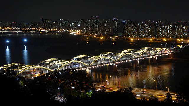 outdoor, noite, água, construção, horizonte, paisagem urbana, lago, luz, rio, cidade, ponte