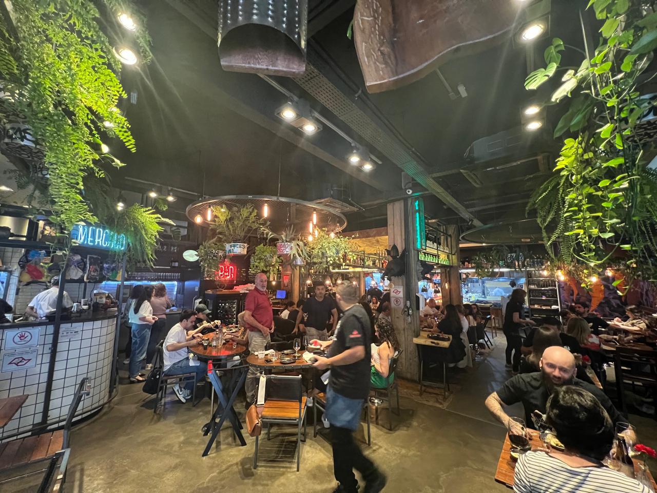 roupas, cena, homem, pessoa, calçados, pessoas, rua, outdoor, cidade, piso, grupo, praça de alimentação, térreo, noite