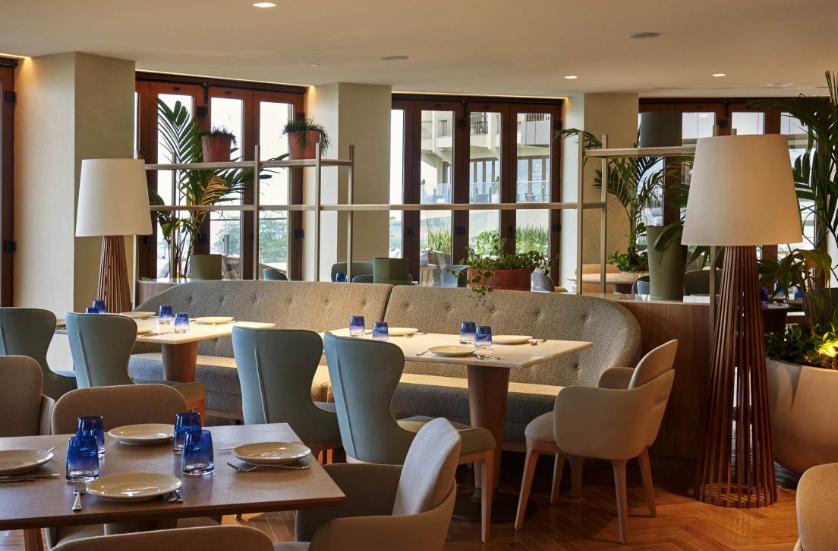 móveis, interno, design de interiores, janela, parede, Mesa da sala de jantar e cozinha, mesa, mesa de café, vaso, restaurante, teto, cômodo, piso, Apoio de braço, sala de estar, hotel, jantar, cadeira, sala de jantar
