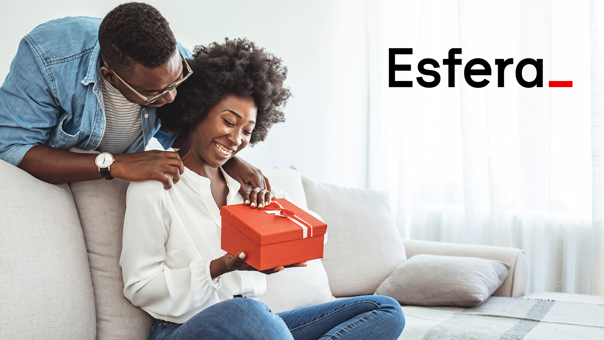 roupas, pessoa, Rosto humano, interno, parede, sofá, conforto, móveis, sorriso, mulher, sentar-se