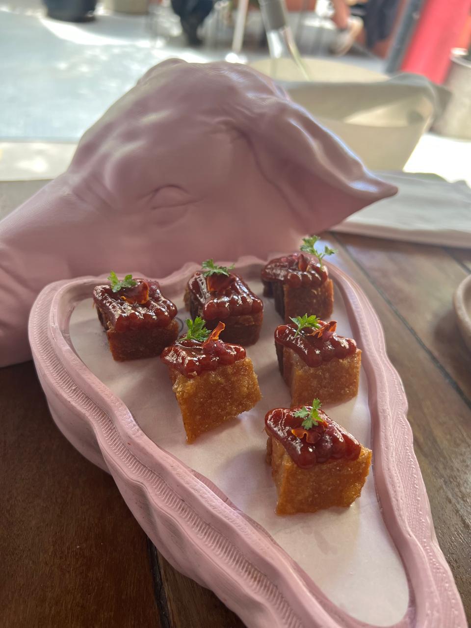 Lanche, sobremesa, alimento, produtos assados, Fast food, mesa, Culinária, Aperitivos, confeitaria, donut, interno, pessoa, doces, fatia