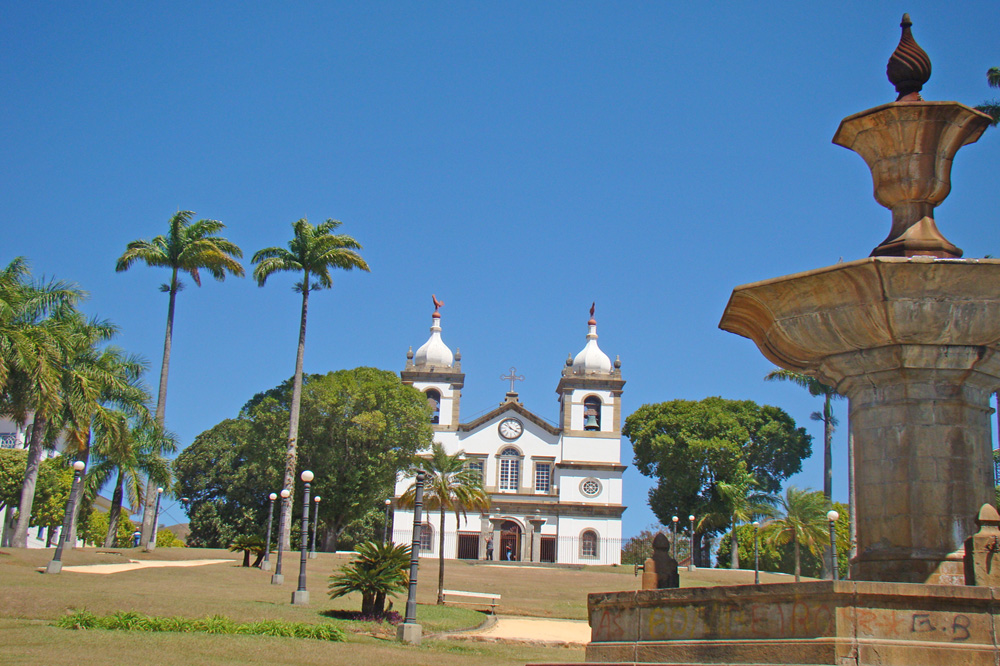 outdoor, céu, construção, árvore, planta, estátua, palmeira, grama, monumento, ponto de referência, palma, igreja
