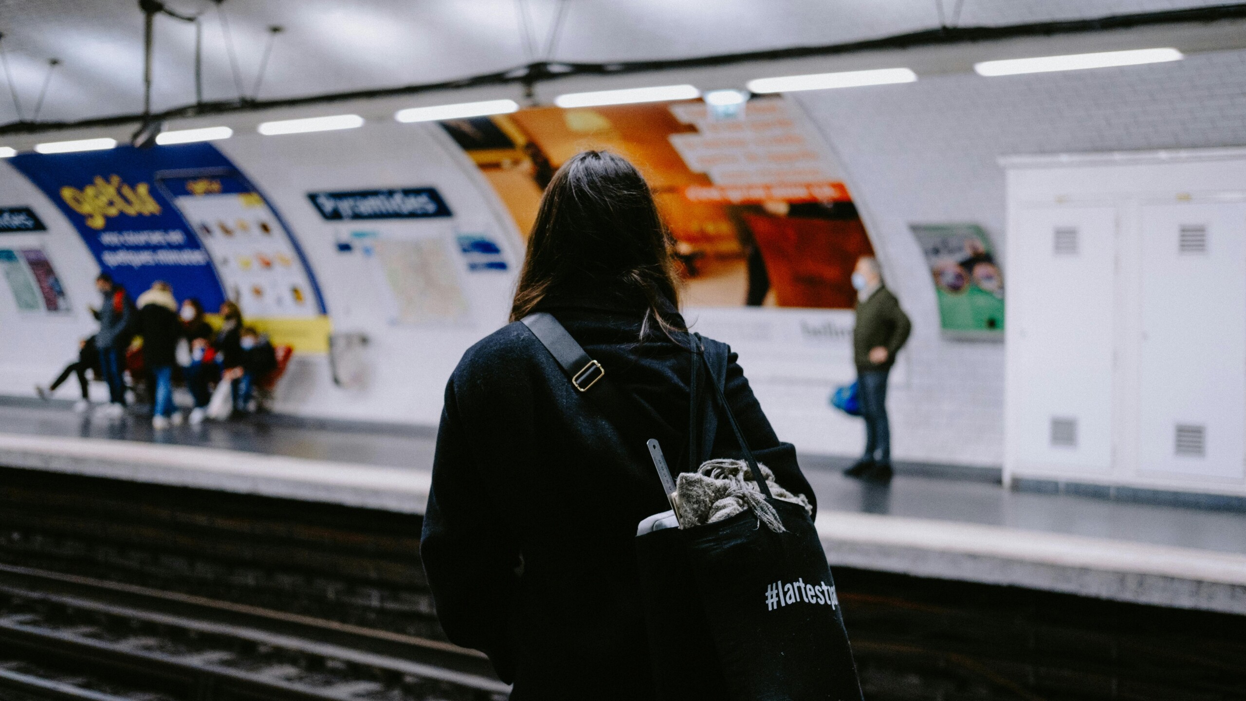 Attention pickpockets! Jornal alerta para técnicas de furtos no transporte em Paris