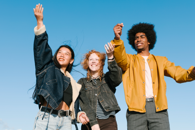 céu, roupas, pessoa, outdoor, sorriso, Rosto humano, casaco, Feliz, jeans, amizade, Juventude, homem, Calça, em pé, grupo, pessoas